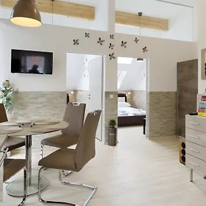 Flatprovider - Manuela , Vienna Austria